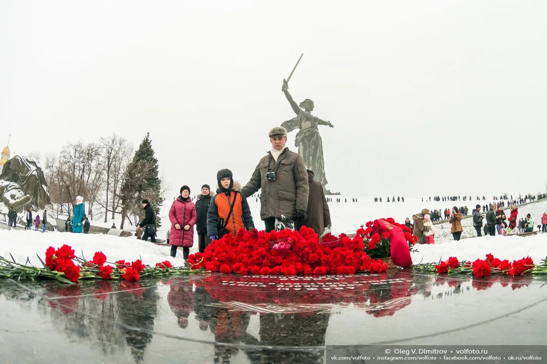 Чуйков Мамаев Курган. Могила Чуйкова на Мамаевом Кургане. Гвоздики волгоград