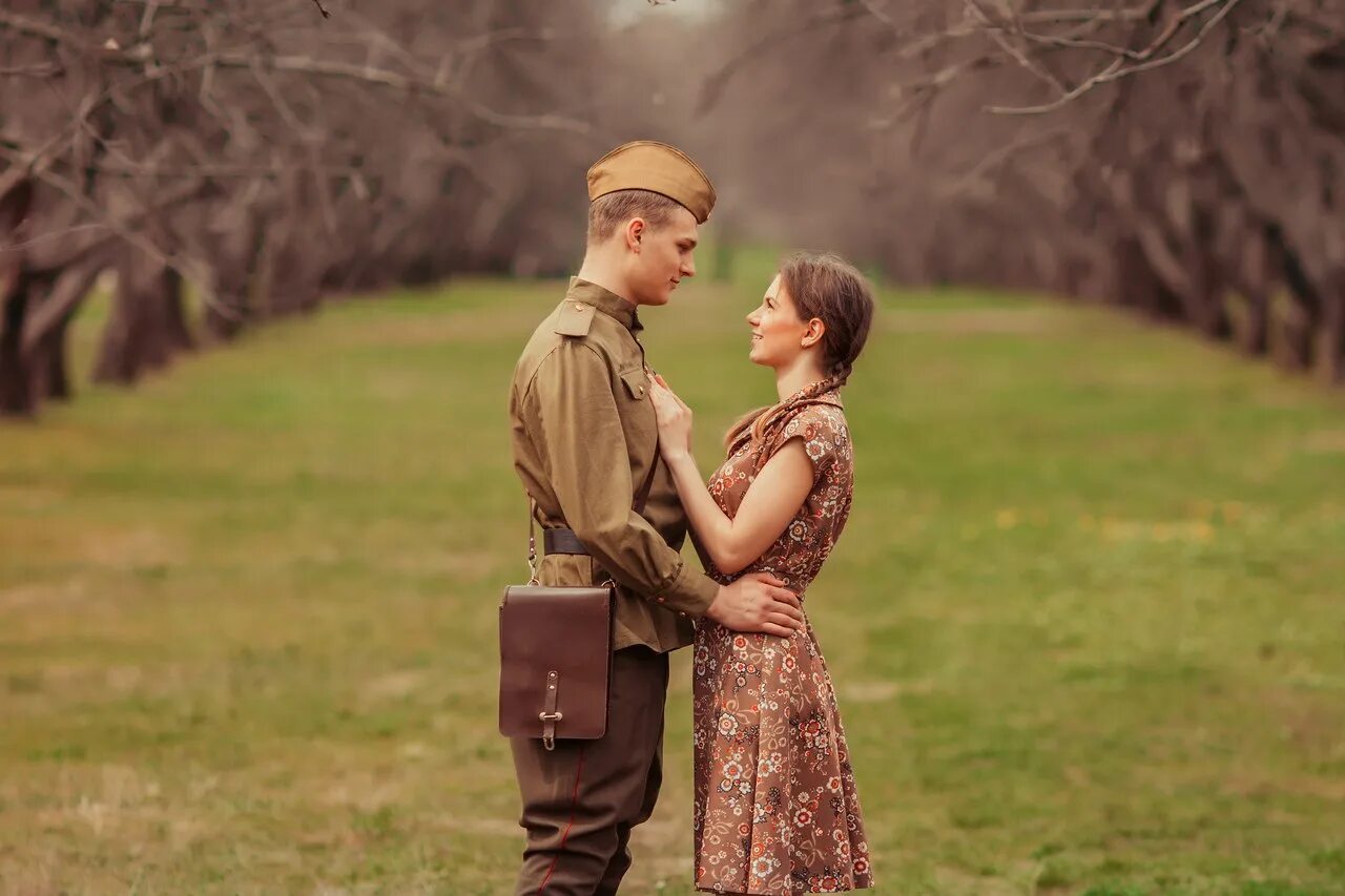 Встреча солдата. Девушка солдат. Фотосессия в стиле военных лет. Мужчина и женщина в военной форме. Двое про войну