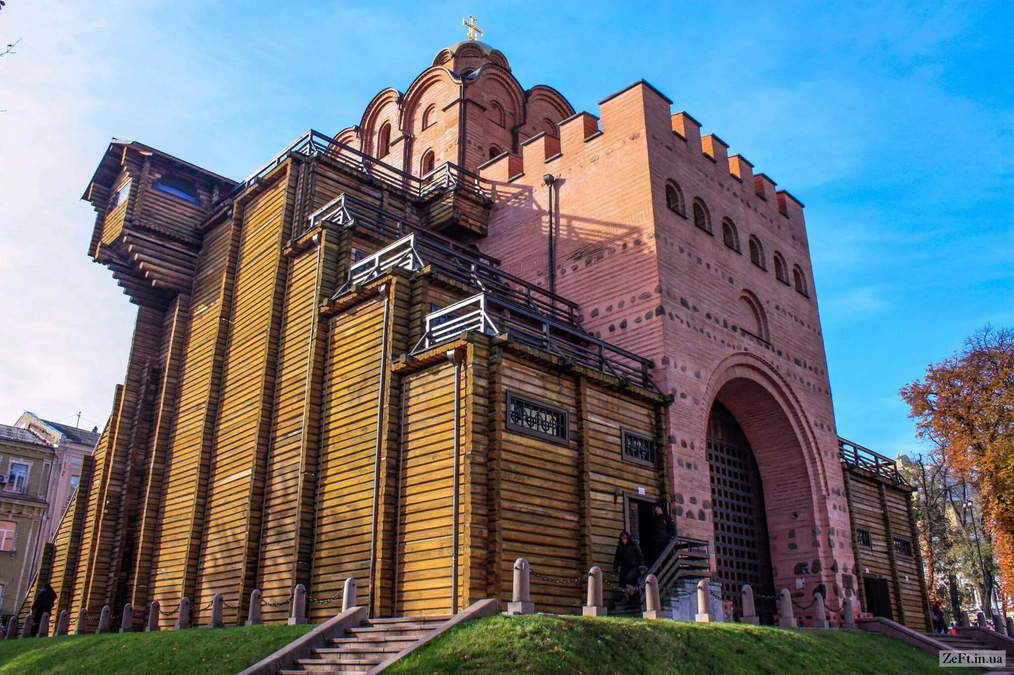 Какие сооружения украшали киев 4 класс. Золотые ворота Киевская Русь. Золотые ворота в Киеве 11 век.