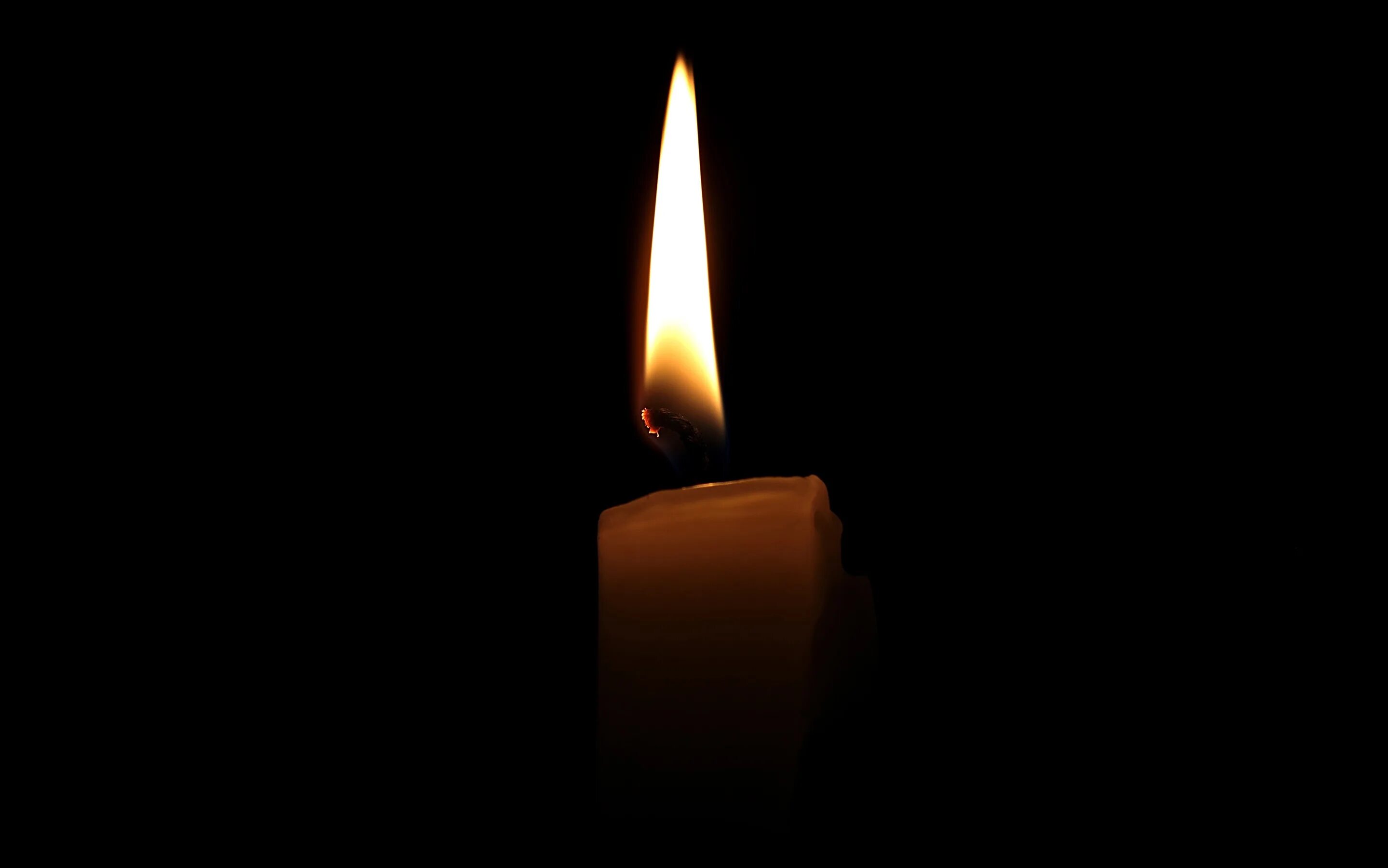 Свеча скорби. Свеча памяти. Свеча на черном фоне. Траурная свеча. Открытка горящая свеча