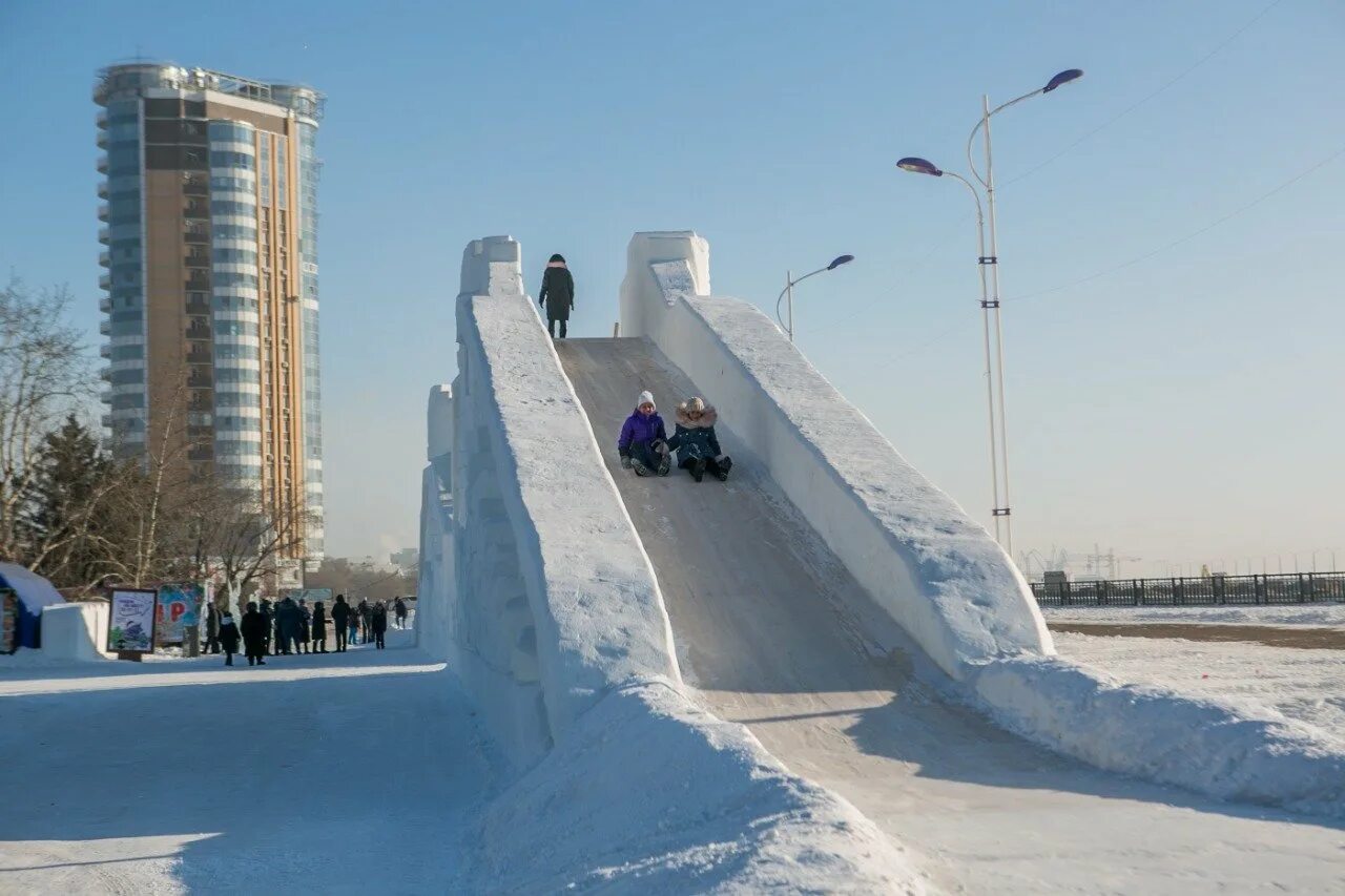 Снежком горка. Снежный городок Благовещенск. Ледовый городок Благовещенск. Белогорск Амурская область Ледовый городок. Зимний городок в Благовещенске.