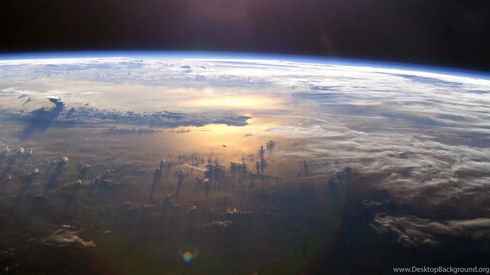 Обои реальном времени. Земля из космоса. Вид земли из космоса. О земле и космосе. Планета вид из космоса.