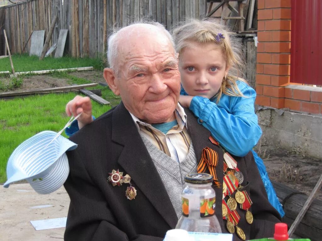 Дедушка друзья внучка. Дедушка ветеран. Дед ветеран и внучка. Бабушка и дедушка ветераны. Ветеран с внучкой.