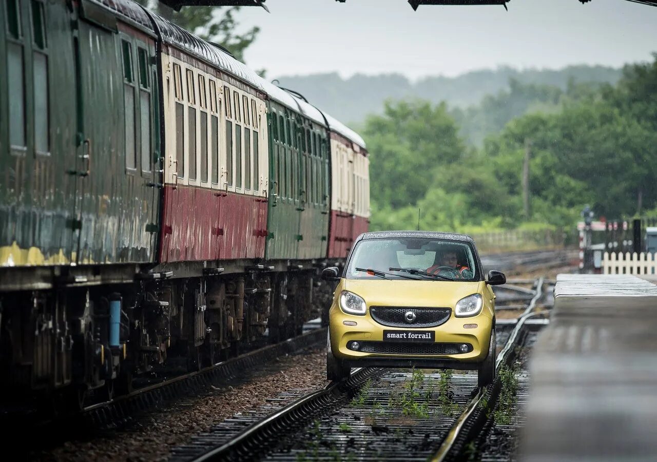 вагон автовоз. машина поезд. жд вагон автомобилевоз. вагон-автомобилевоз ржд. контрейлерная платформа 13-5205.