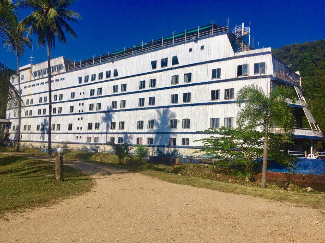 Koh chang grand lagoona корабль. Заброшенный отель на острове ко чанг. Ко чанг отель корабль. Отель-корабль в тайланде на острове ко чанг. Заброшенный лайнер на острове чанг.