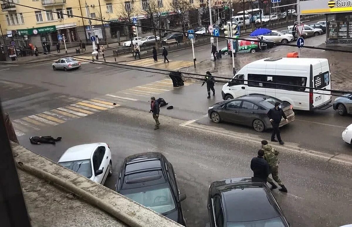 Стрельба в городе. Полиция сша перекрыли дорогу. Стрельба в городе. Выстрел из дробовика в человека. Полиция атланты.