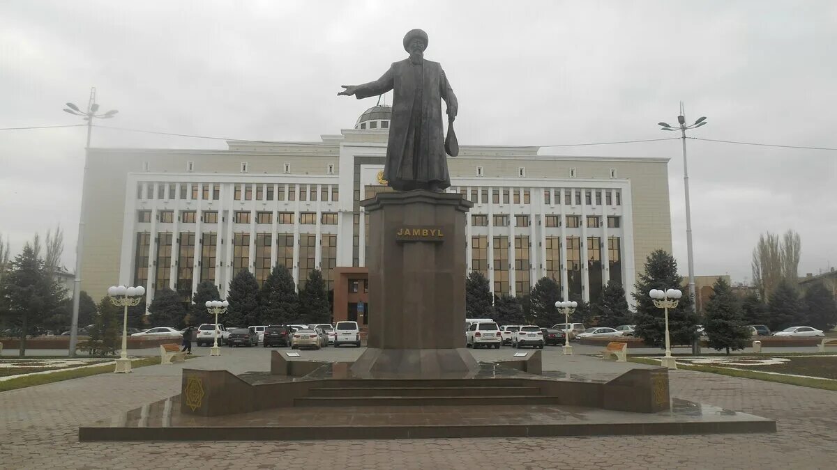 Памятник Жамбылу Жабаеву в Таразе. Джамбул город Тараз. Джамбул Джабаев казахский поэт. Джамбул город Тараз 2000 год.