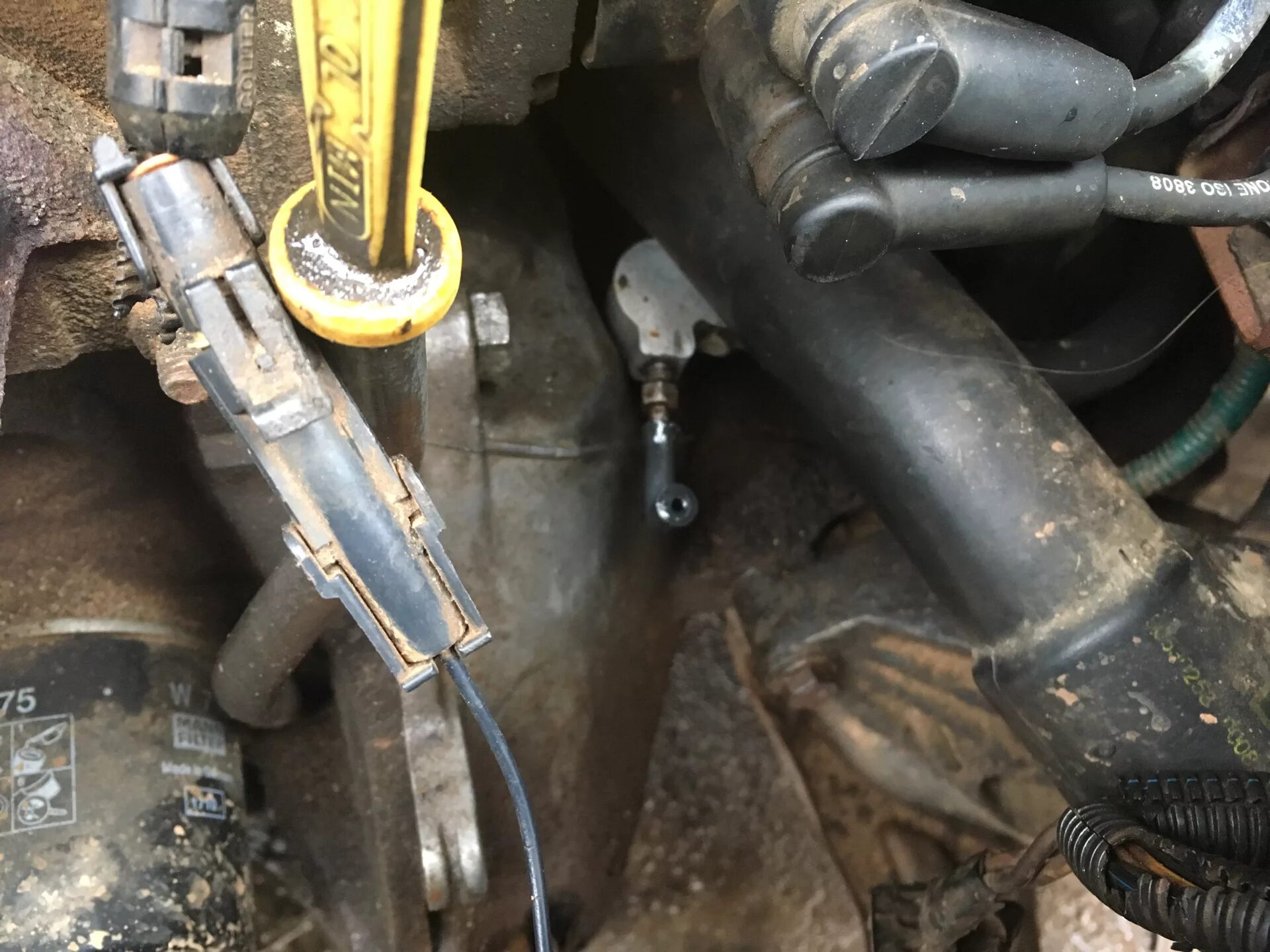 Штуцер сцепления сузуки гранд витара. Где находится штуцер. Штуцер прокачки сцепления kia. Где находится штуцер. Где находится штуцер.