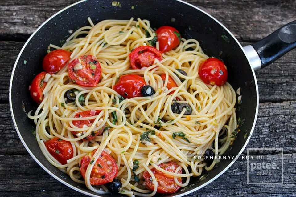 Фетакса с помидорами и макаронами. Спагетти с фетой и помидорами черри. Паста с фетаксой и помидорами черри. Спагетти с фетой и помидорами в духовке. Паста с томатами черри и фетой.