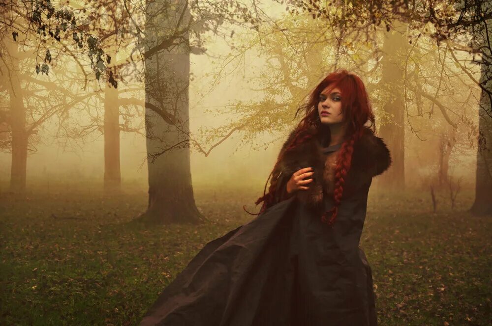 Рыжая ведьма. Рыжеволосая ведьма. Рыжая Лесная ведьма. Рыжая девушка ведьма.