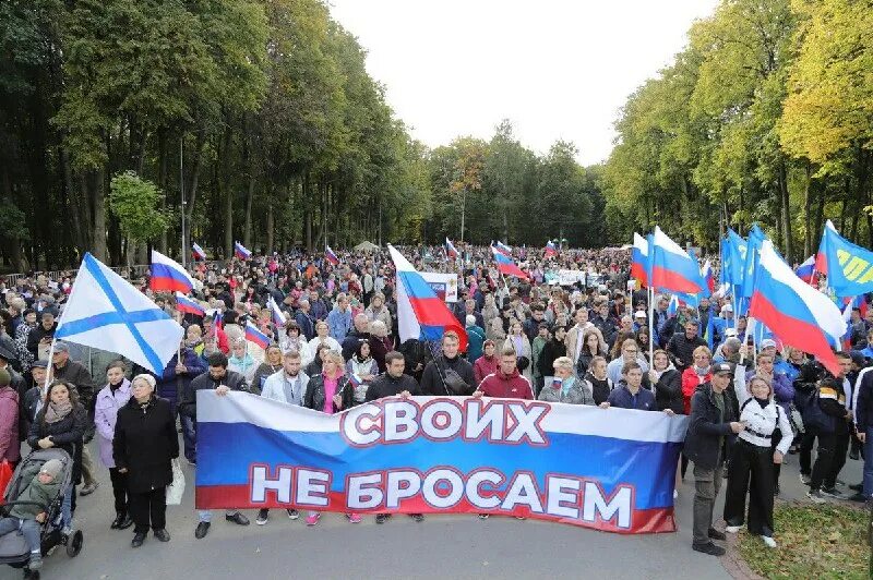 За это мы не бросим. За это мы не бросим. За это мы не бросим. Своих не бросаем. Поддержка своих не бросаем.