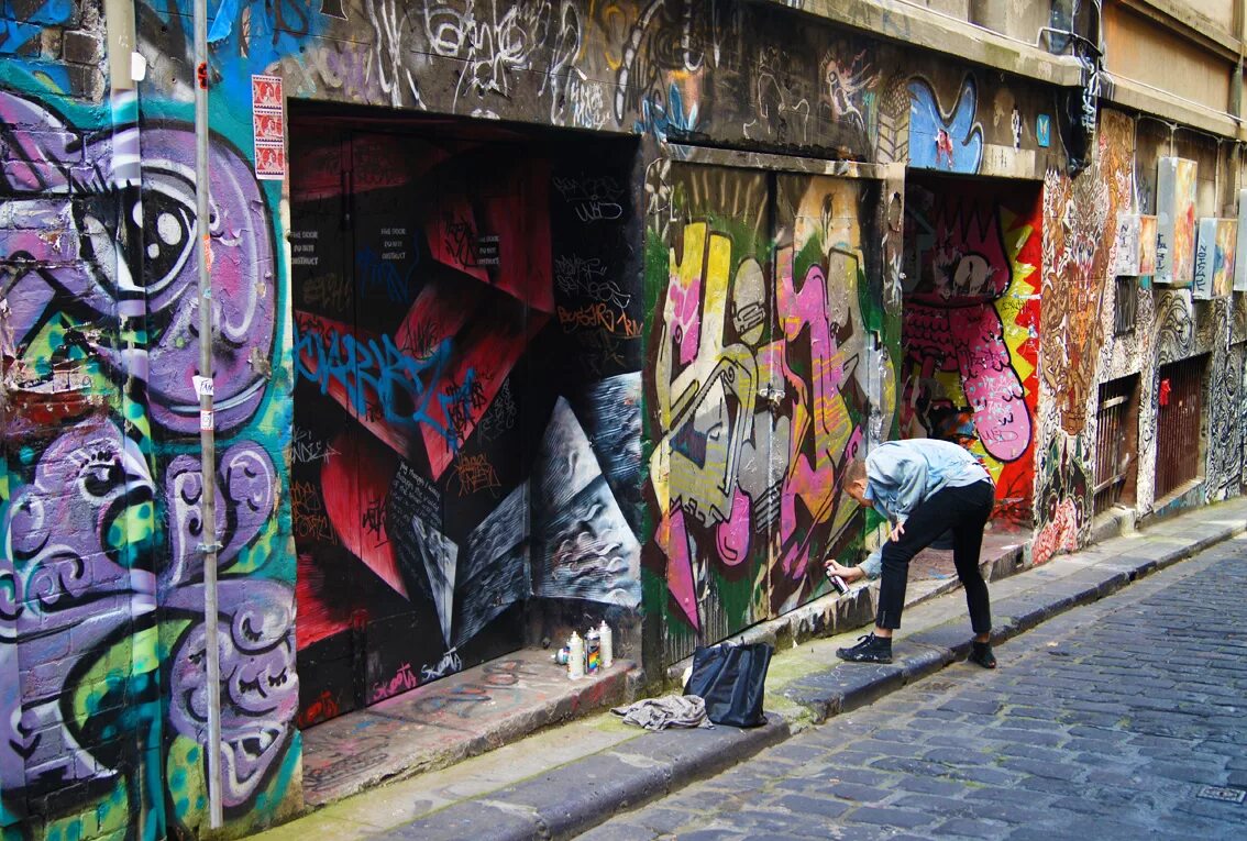 Is graffiti art. Граффити. Граффити вандализм. Граффити город на стене. Изрисованные стены граффити.