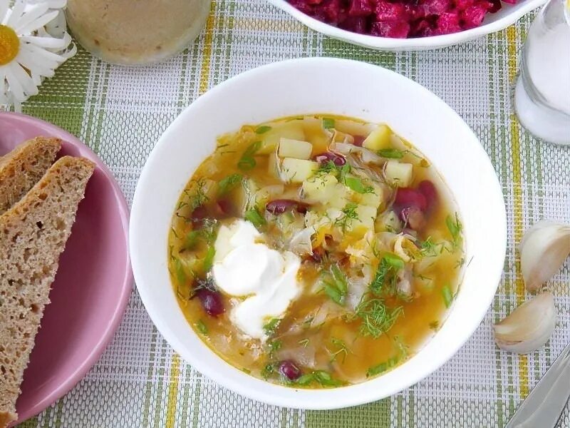 Щи с капустой и фасолью консервированной. Щи с фасолью. щи с квашеной капустой и фасолью. щи с фасолью консервированной. постные щи с фасолью.