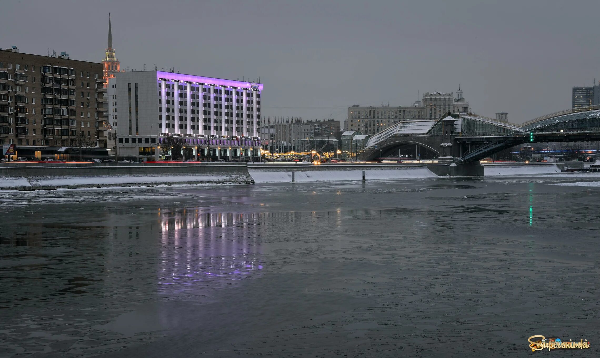 Radisson набережная. Набережная рэдиссон. краснопресненская набережная рэдиссон. рэдиссон славянская вид на реку. рэдиссон славянская москва.