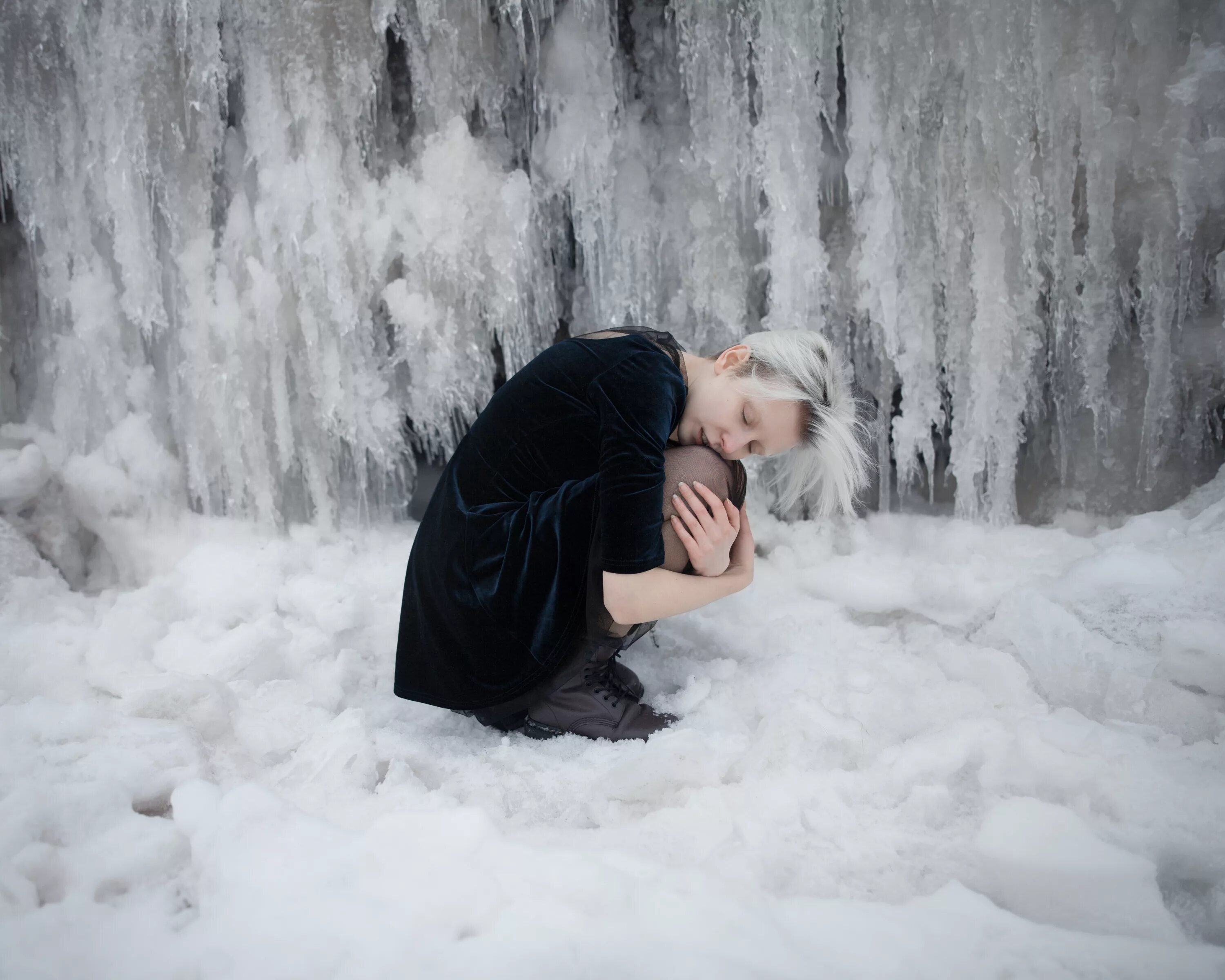 Холодная душа. Фотосессия в холод. Девушка снег лед. Холодное одиночество. Снег девушка Эстетика.