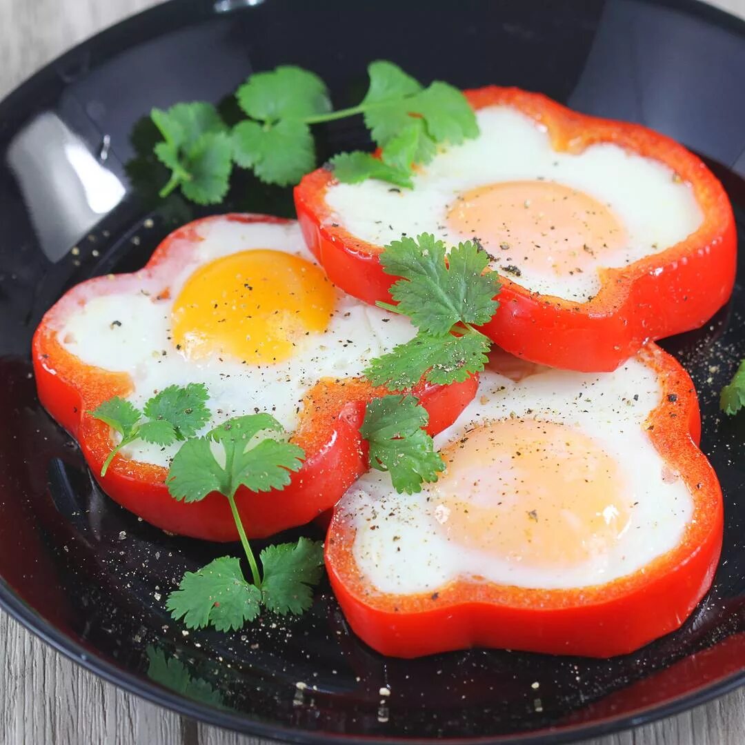 Сковородка для яичницы. Яичница. Как вкусно пожарить яичницу. Жареные яйца. Завтрак яичница с беконом.