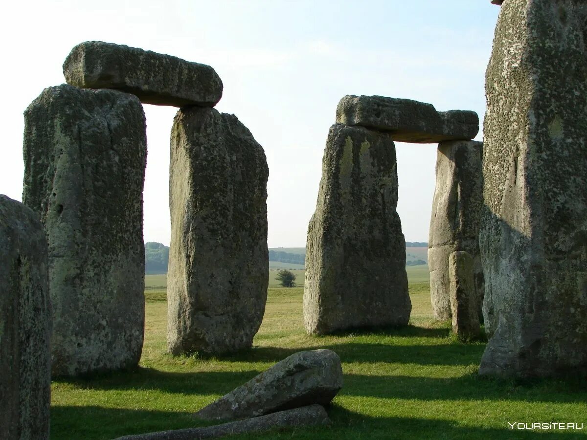 Stonehenge is perhaps the worlds. Кромлех Стоунхендж. Стоунхендж. Кромлех. Англия. Эпоха бронзы.. Стоунхендж мегалиты Великобритании. Кромлех в Стоунхендже Великобритания.