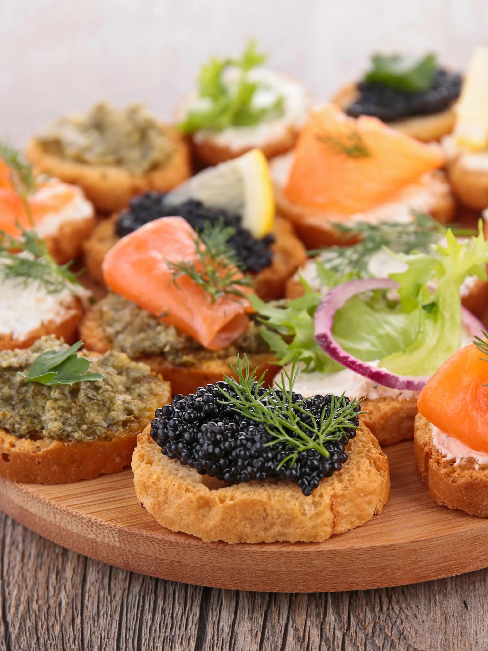 Бутерброды с копченой скумбрией. Хлебные закуски. Закуски на хлебцах. Бутерброды смселедкой. Багет с начинкой.