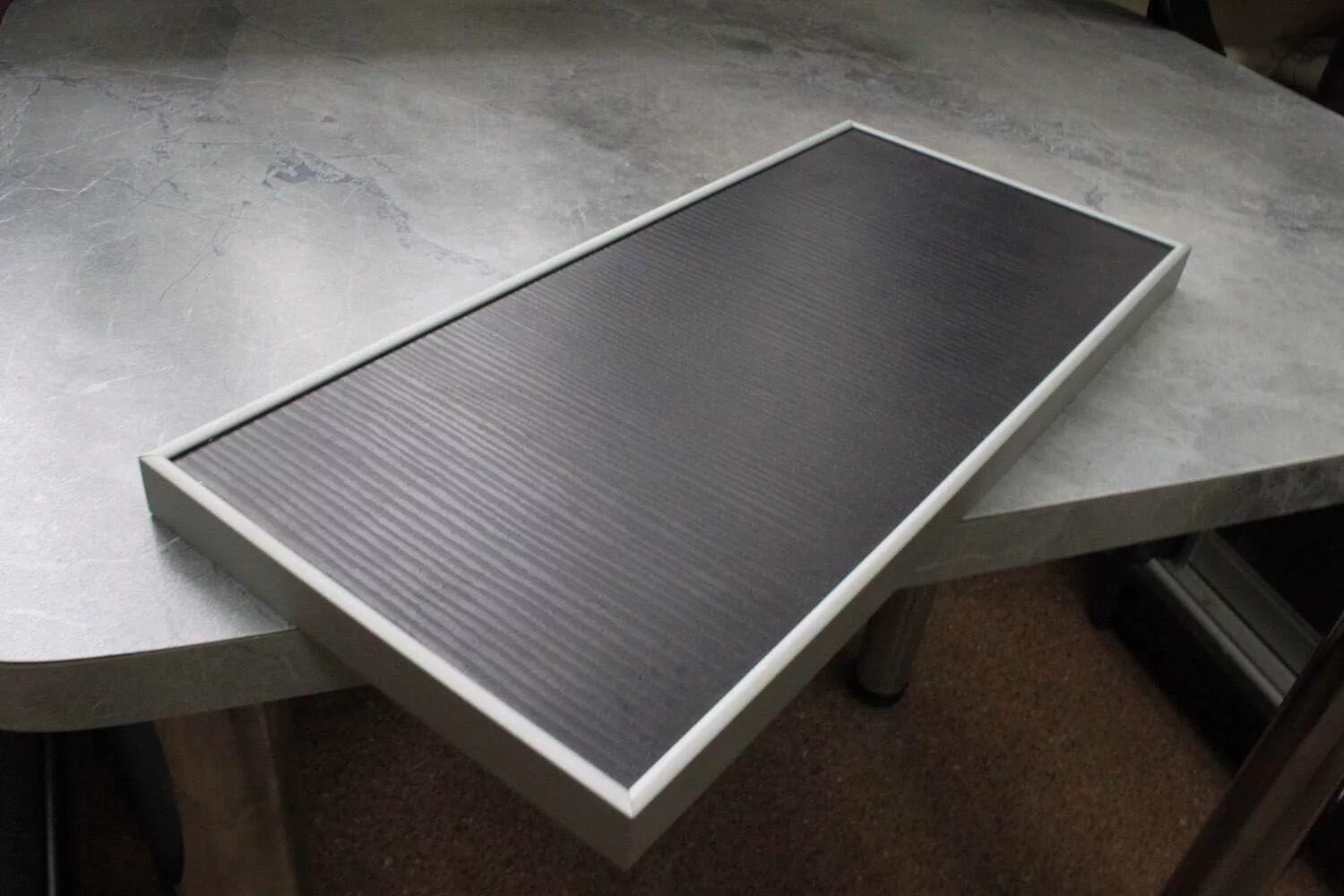 Алюминиевые обрамления. Алюминиевая кромка для столешницы. Мебель с алюминиевой кромкой. Доска с алюминиевой кромкой. Стол кухонный алюминиевая окантовка.