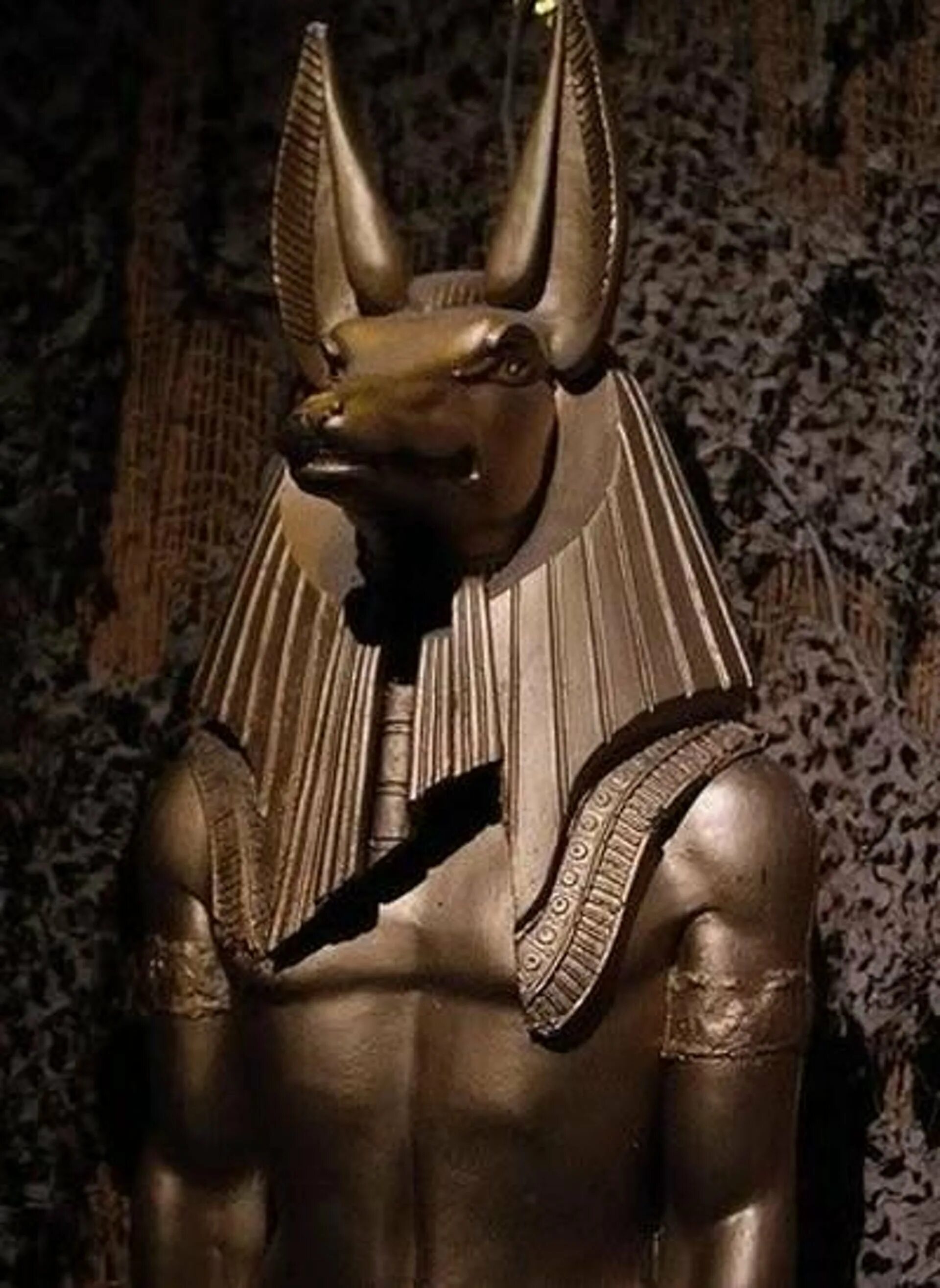 Животные богов египта. Анубис Бог Египта. Анубис статуя в Египте древняя. Каирский музей Анубис. Египетский сфинкс Анубис.