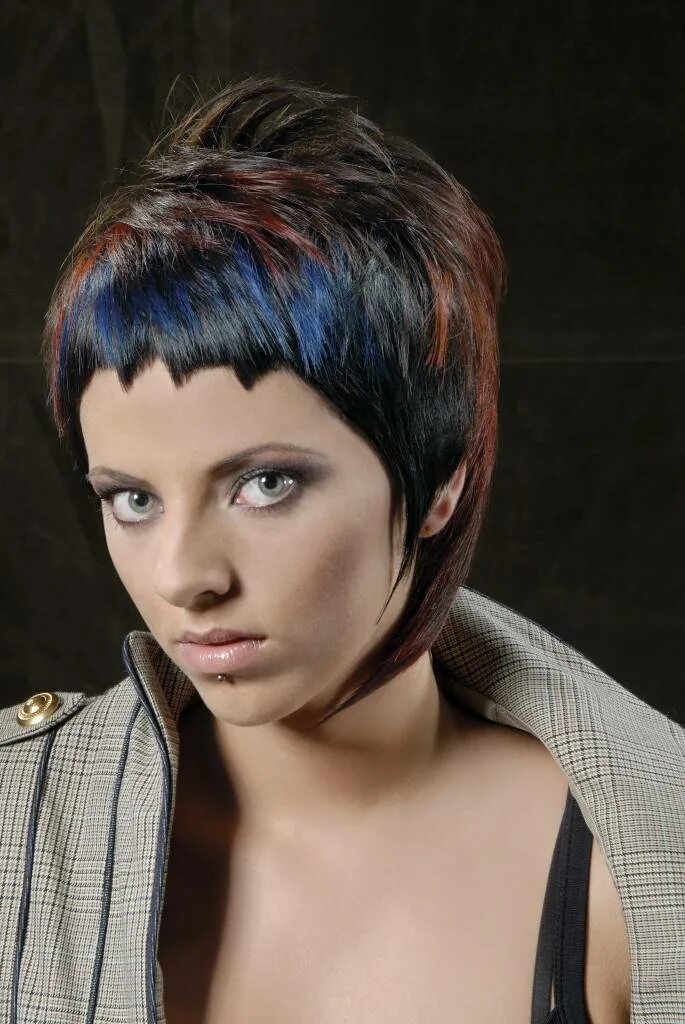 креативные стрижки женские на средние волосы. стрижки. креативная челка на короткие волосы. креативная челка на короткие волосы. неформальные короткие стрижки.