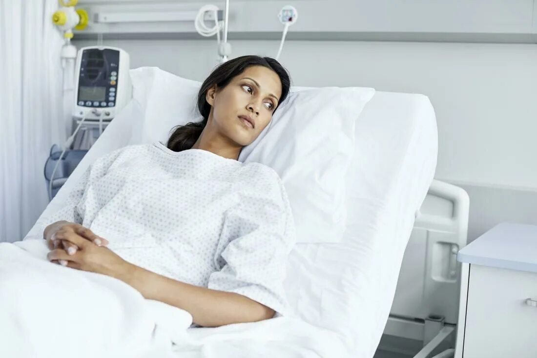 Лежит в первую очередь на. Женщина на больничной койке. Женщина лежит в больнице.