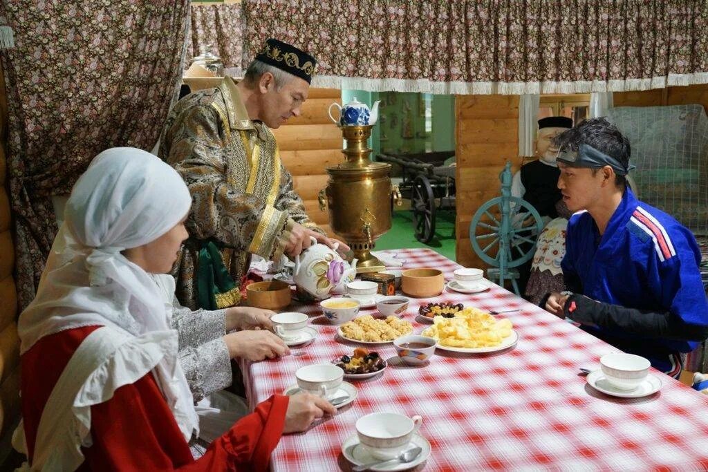 Татары пьют чай с молоком. Татар чай. татарское чаепитие. гостеприимство татар. татарское гостеприимство.