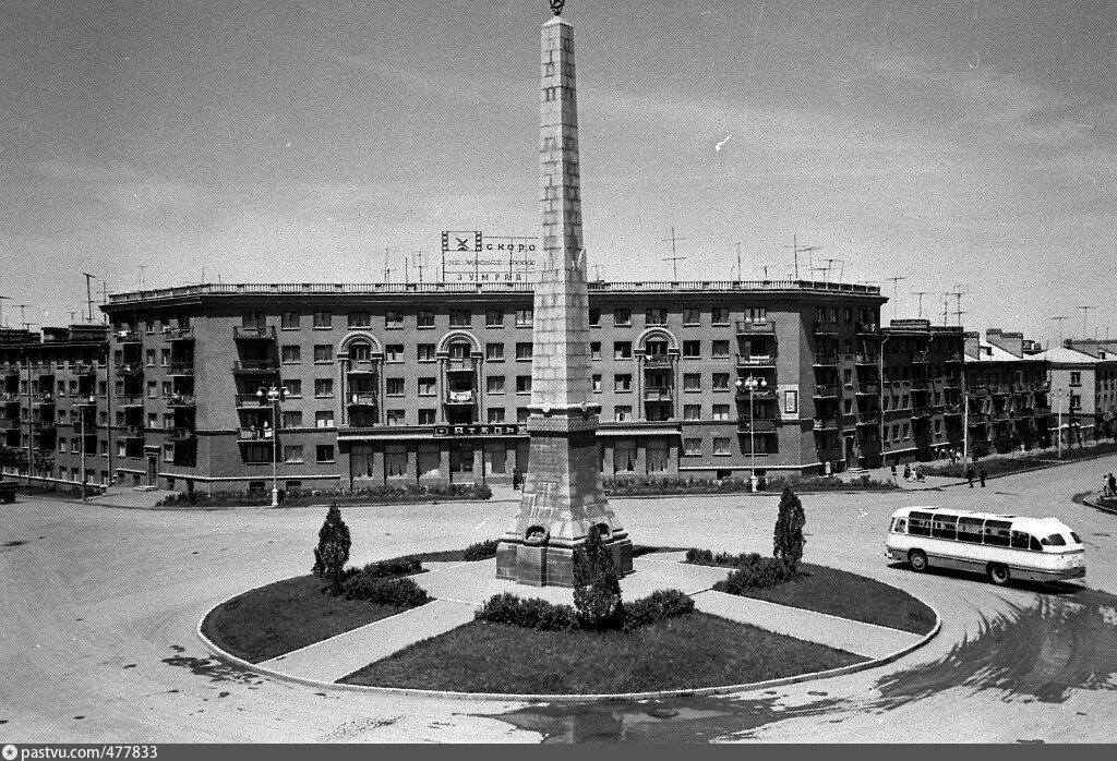 Орджоникидзе раньше. Площадь революции (Владикавказ). Владикавказ площадь революции, китайская. Памятник Орджоникидзе во Владикавказе. Во Владикавказе памятник на китайском.