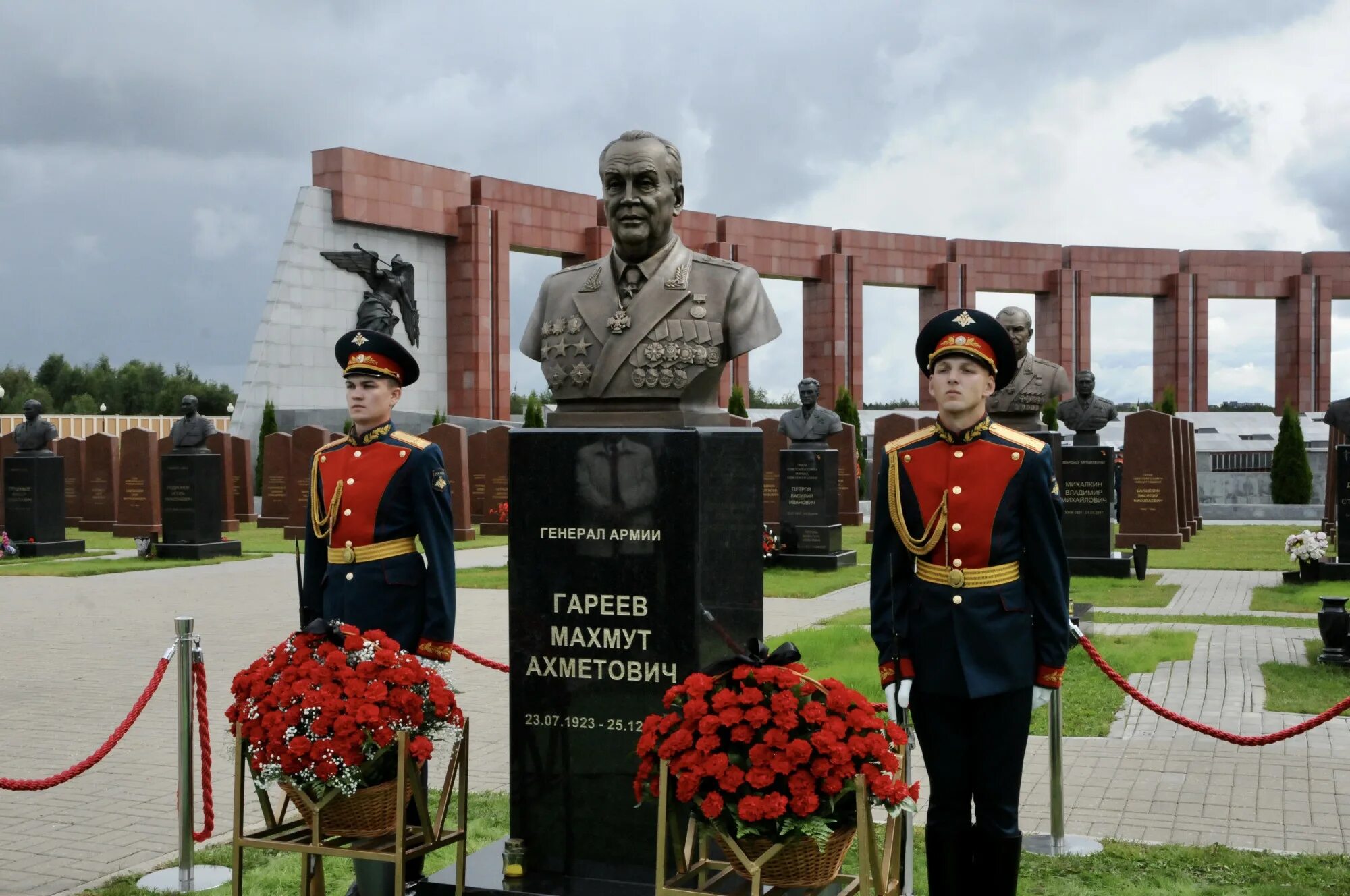 Мемориальный комплекс в мытищах. Мемориальное кладбище в мытищах. Мемориальное кладбище в мытищах. Воинское мемориальное кладбище мамаев. Военное кладбище в мытищах.