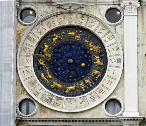 Время в италии часов. Часовая башня Святого марка в Венеции. Часы часовой башне Сан Марко. Венеция Сан Марко часы. Башенные часы на площади Сан-Марко в Венеции.