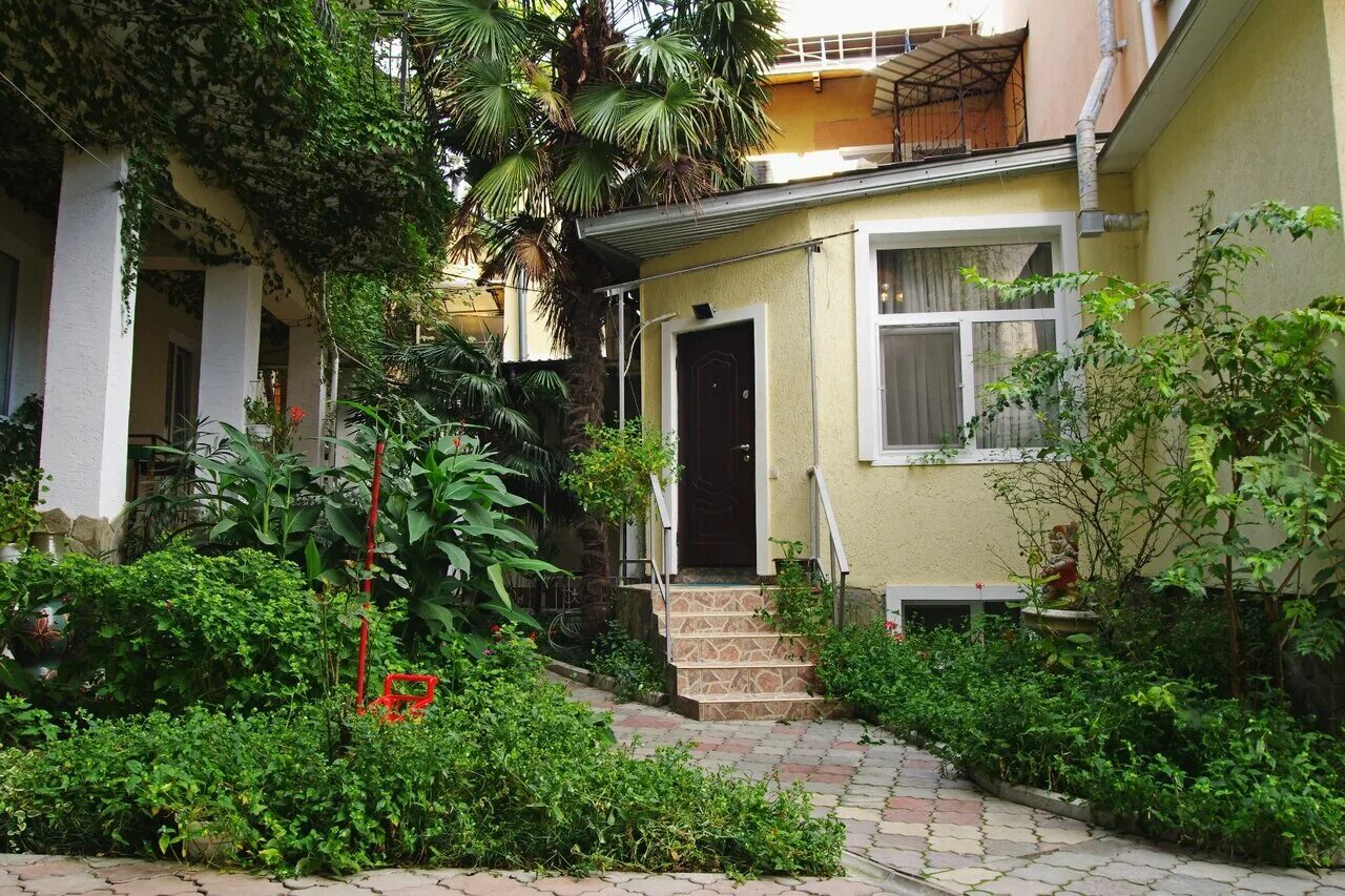 Улица дражинского 27 ялта. Гостевой дом ул. Ялта жильё частный сектор. Садовая 4 ялта. Ялта улица ширяева 7.