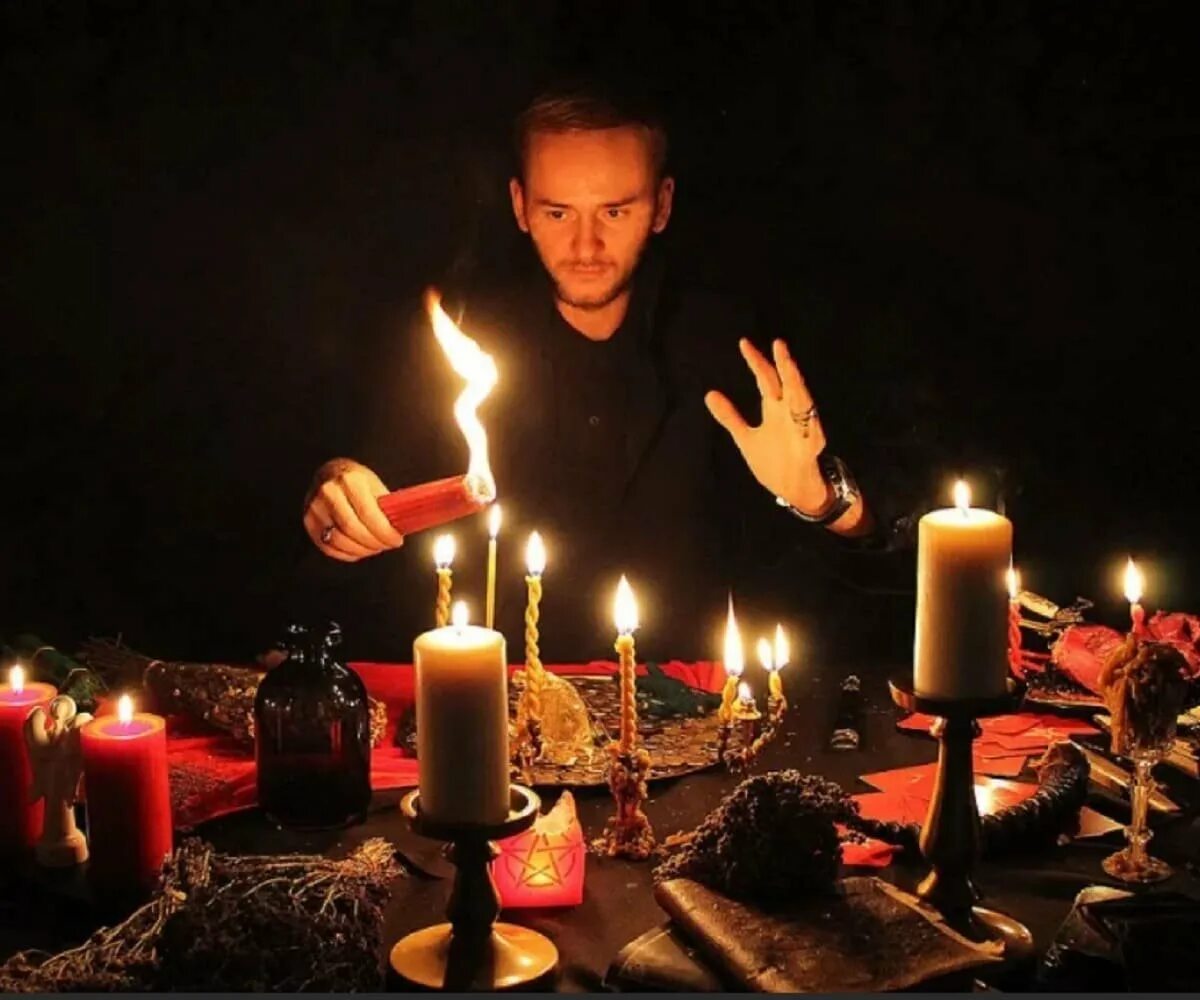 Приворожить парня свечи. Ритуалы со свечами. Мужчина гадает. Человек со свечой.