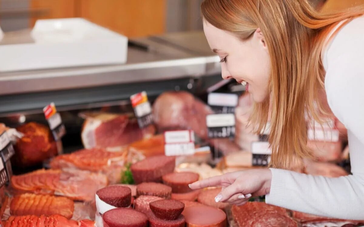 Женщинам мясо в год. Продавщица на рынке. Покупательница в мясном отделе. Женщина с упаковкой мяса в руках. Мясо реклама.