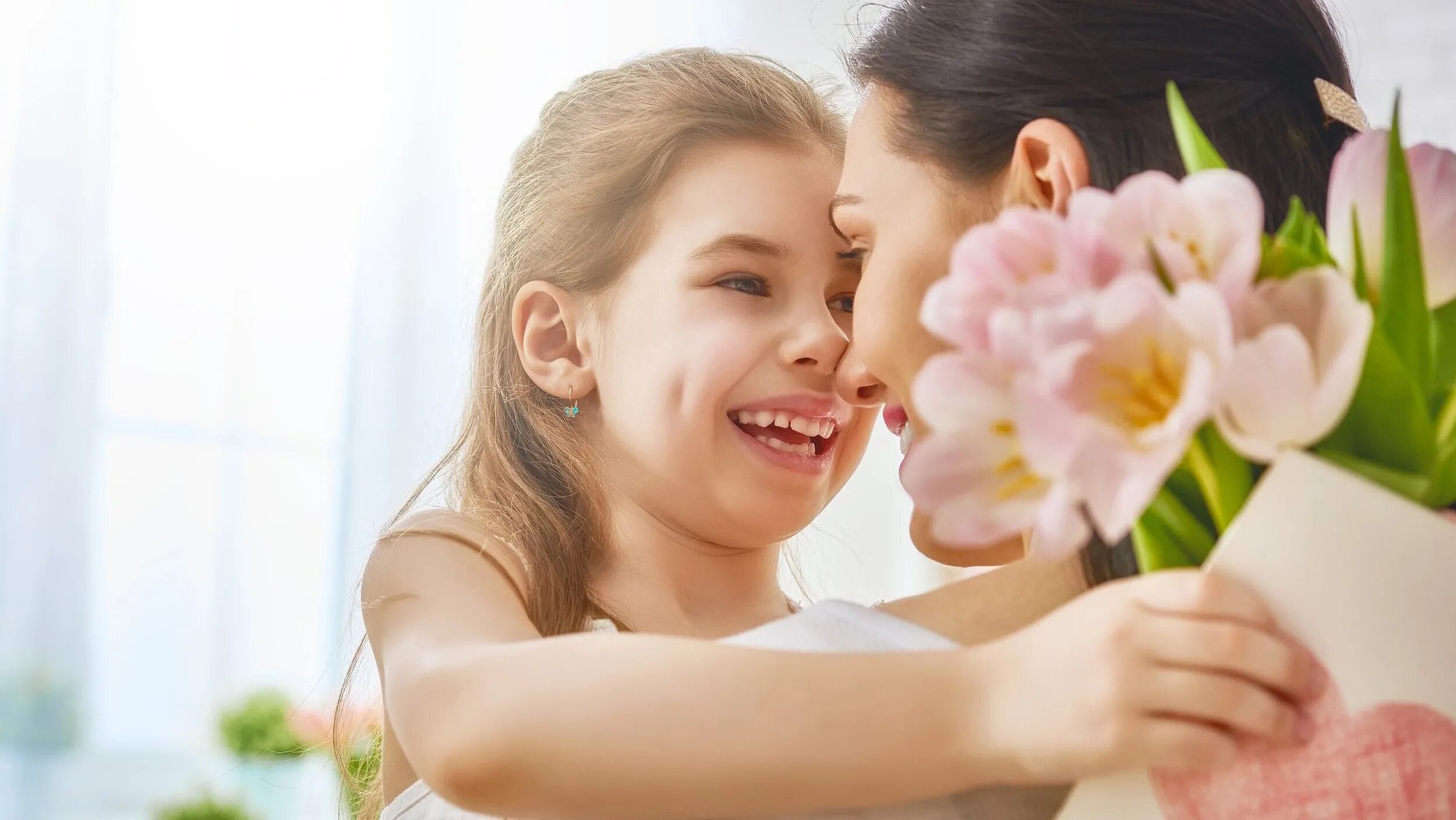 Ребенок дарит подарок маме. Дети поздравляют маму. Дети дарят цветы. Маме дарят цветы. Ребенок дарит цветок маме