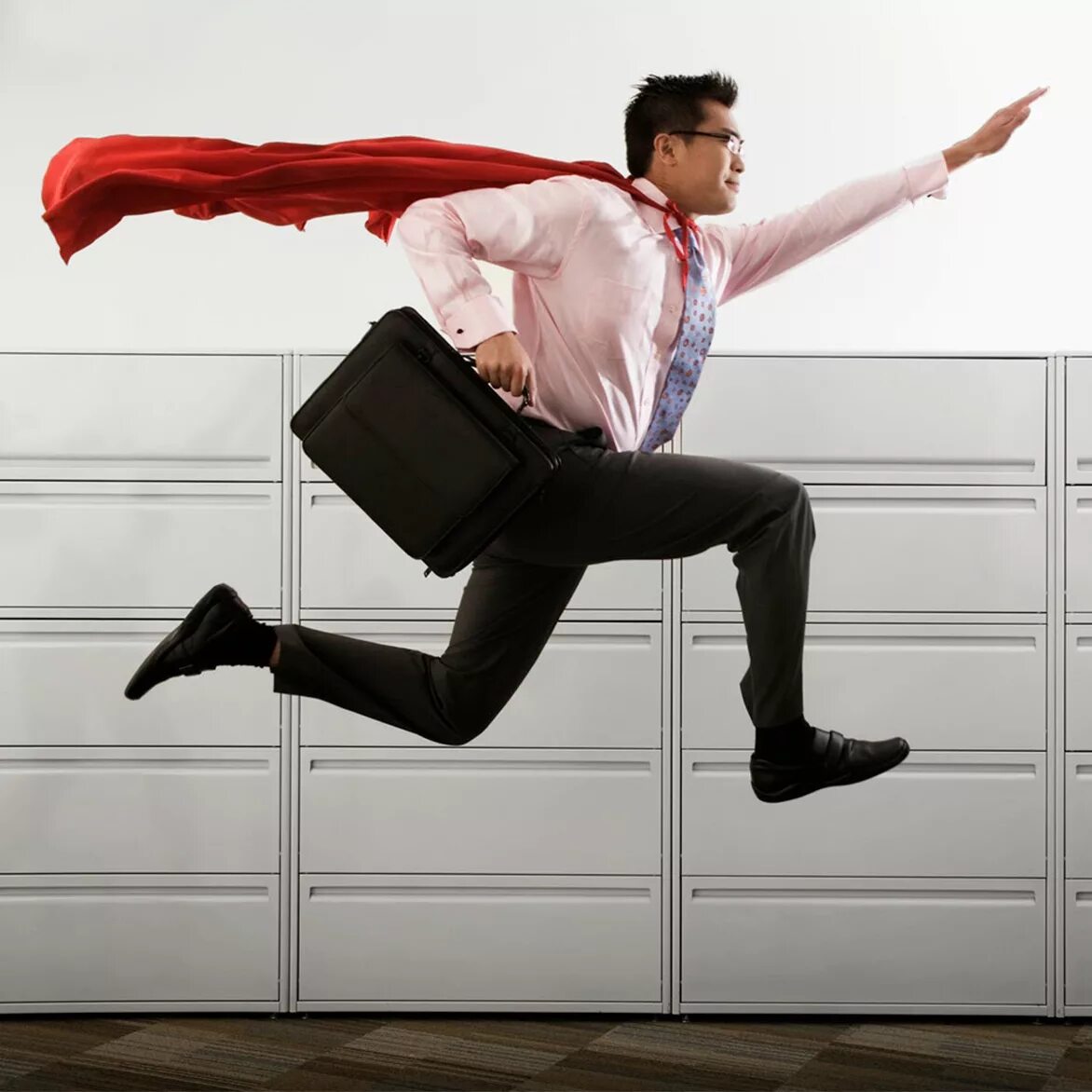 Женская стрижка в салоне. Девушка в спешке. Общение с продавцом. Мужчина идет на работу. Человек убегает.