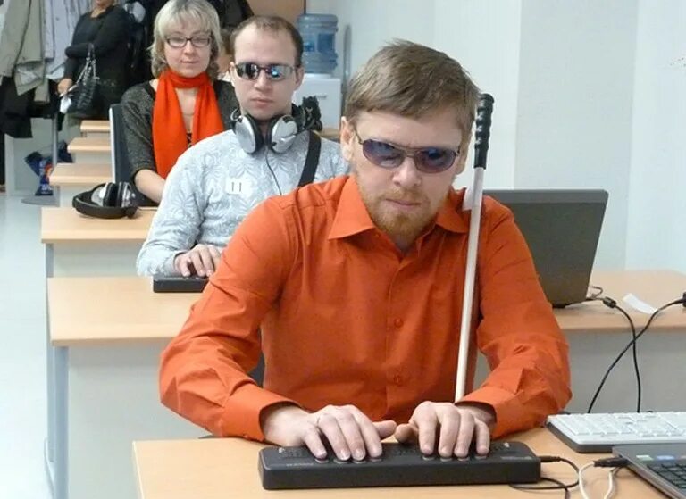 Работа для ограниченных людей. Инвалиды по зрению. Инвалиды с нарушением зрения. Компьютер для людей с нарушением зрения. Реабилитация инвалидов по зрению.