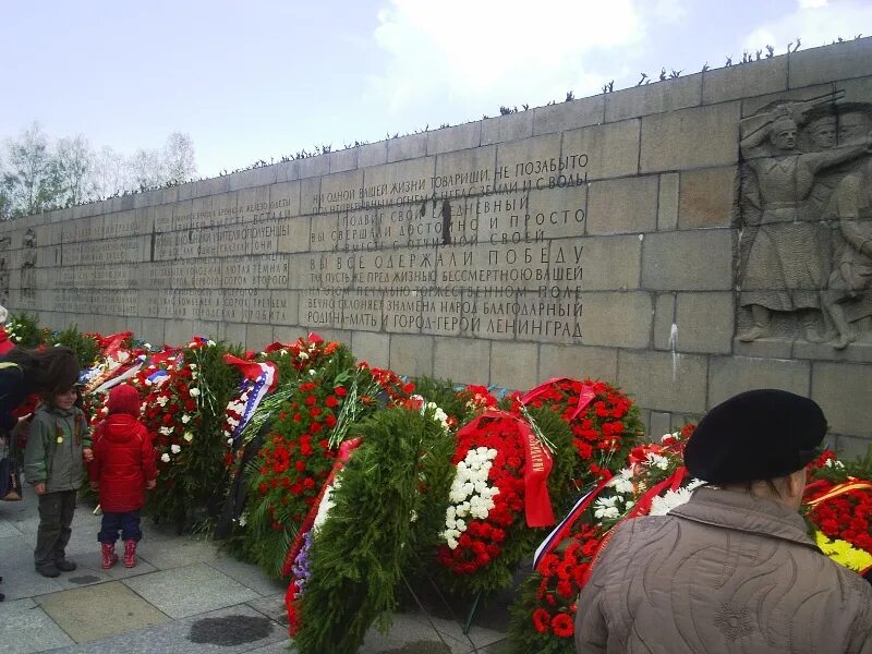 Пискаревское кладбище блокада Ленинграда. Мемориал на Пискаревском кладбище в Петербурге. Памятники блокады Ленинграда мемориал на Пискаревском кладбище.