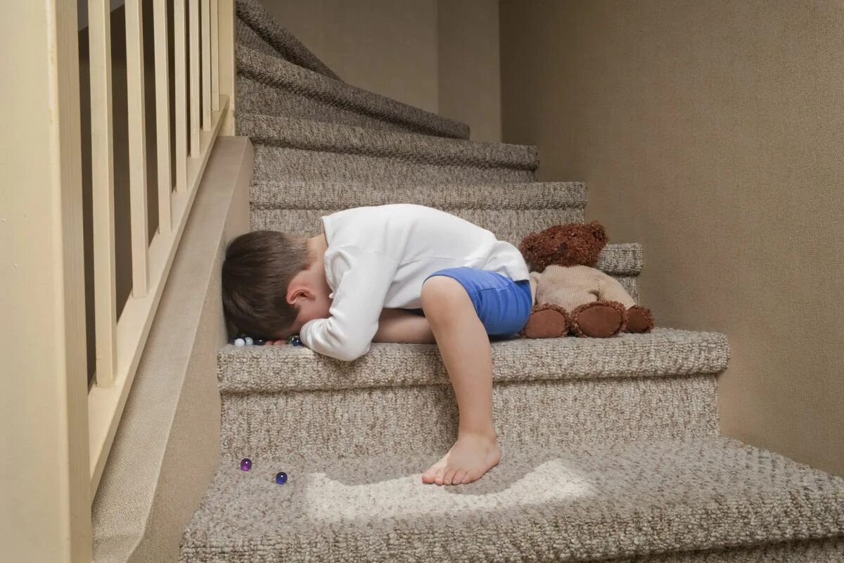 Дети психуют из за телефона. Истерика у ребенка. Маленький ребенок на лестнице. Ребенок на лестнице знаний фото.