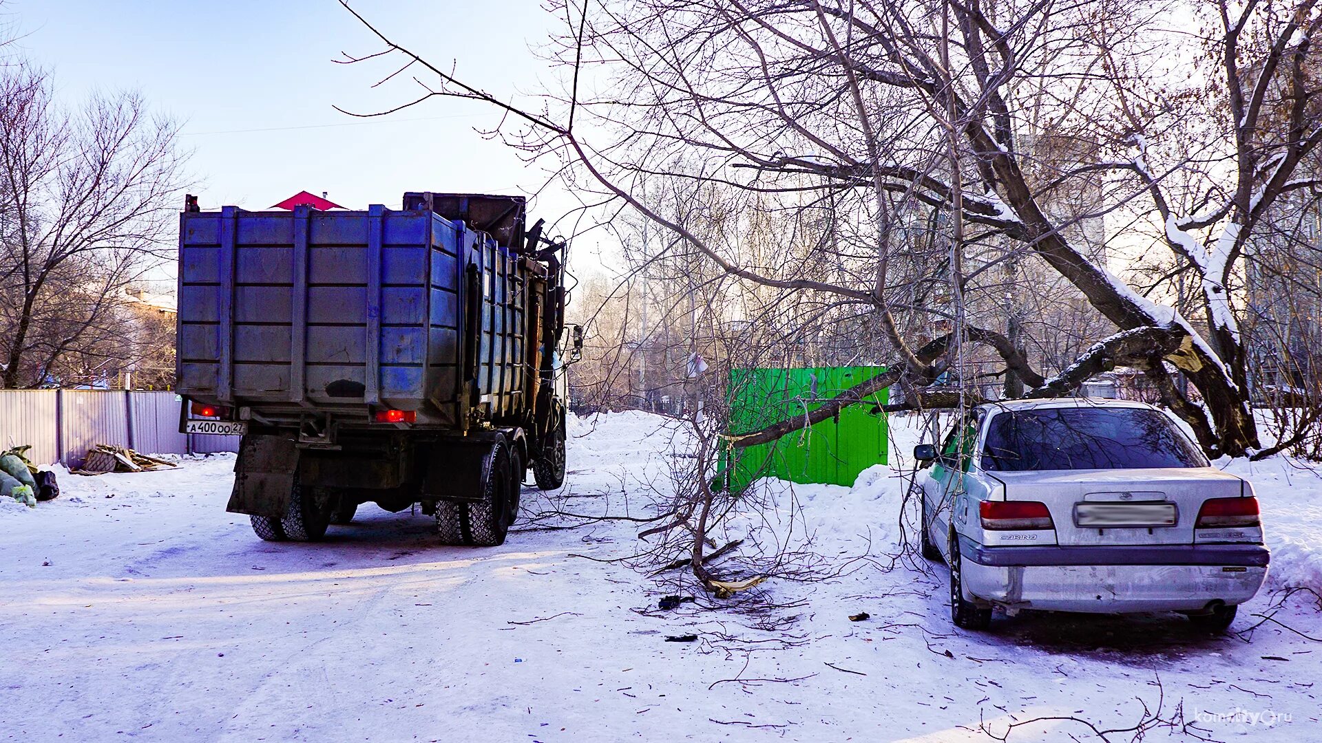 Мусоровозы. Мусоровоз во дворе. Транспортный мусоровоз. Мусоровоз зимой.