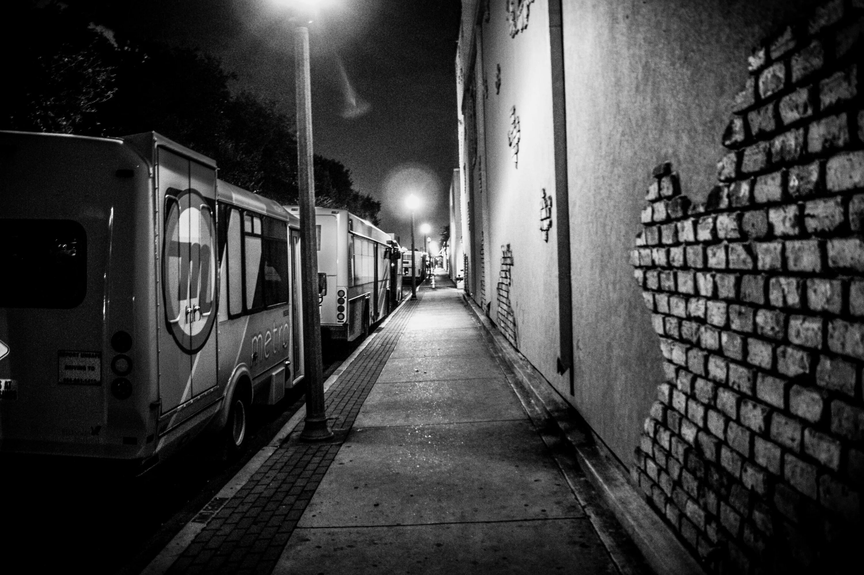 Серый город с людьми. Black white public. Человек переходит дорогу. Уличная фотография. Белая полоса фото.