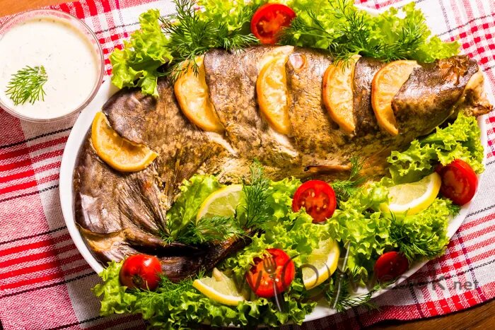 Блюда из сома рецепты. Сом запеченный в духовке. сом приготовленный целиком. сом запеченный в духовке фото. запечь стейк сома в духовке.