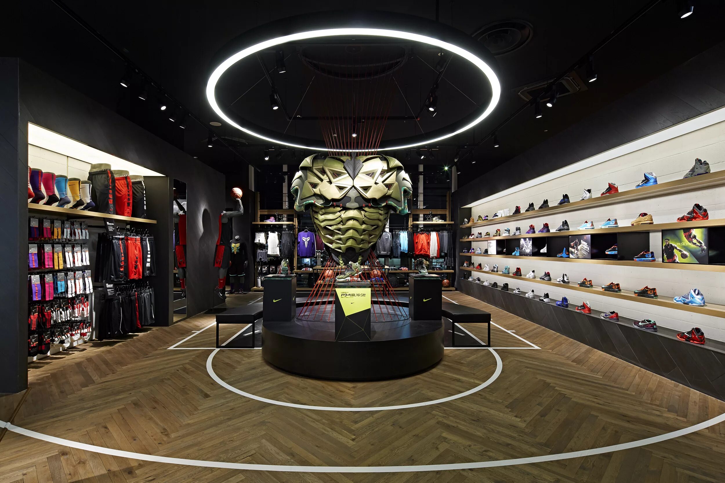 Любой магазин. Nike Store Basketball. Интерьер спортивного магазина. Красивый магазин. Магазин кроссовок интерьер.