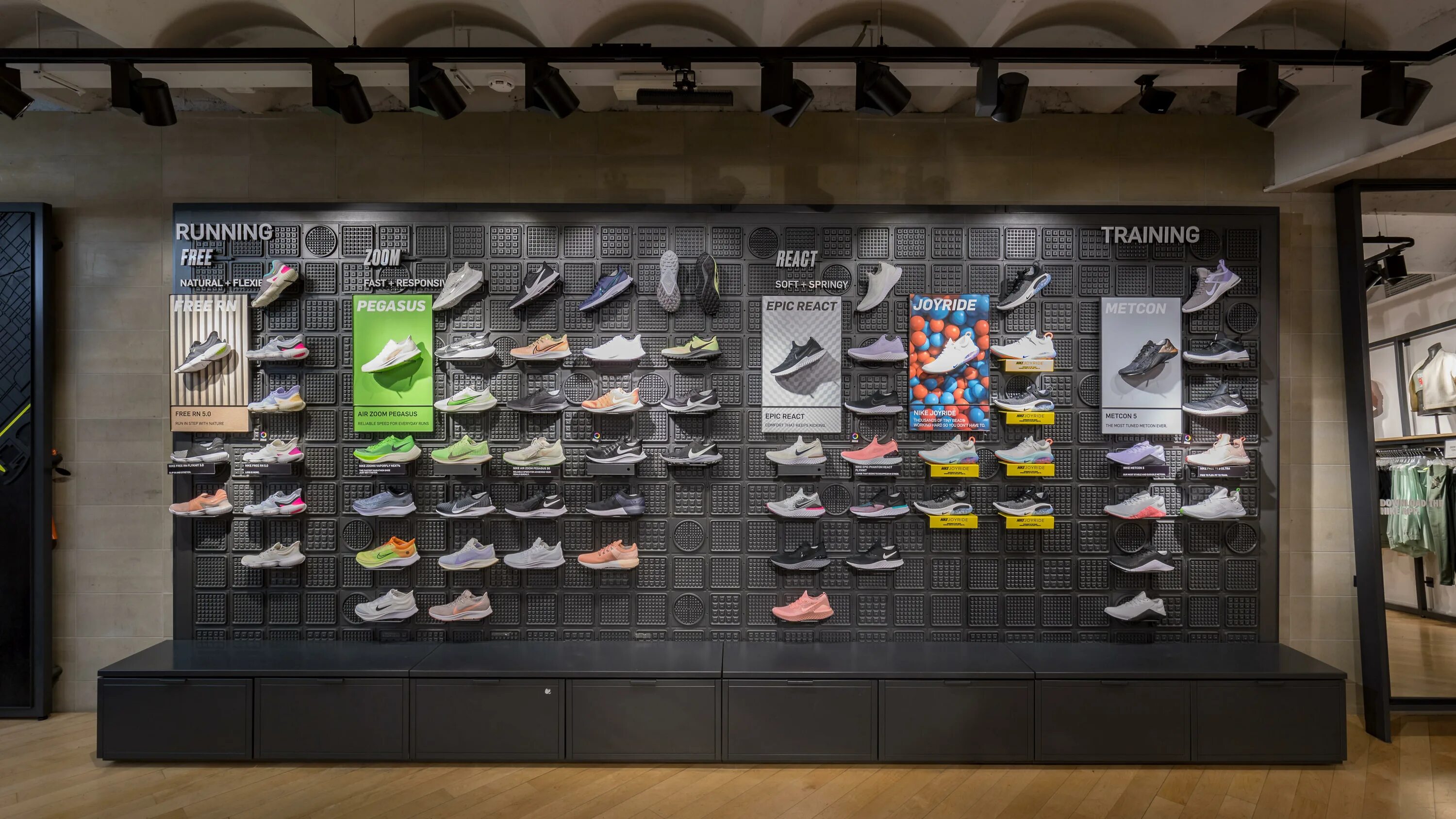 Магазин найк 2008 год. Магазин найк в Туле. Магазин обуви найк. Витрина Nike.