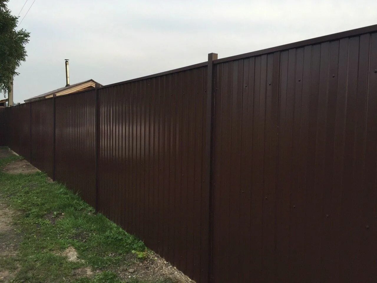 профлист столбы забора. забор из профлиста с металлическими ст. профнастил с20 между кирпичными столбами. профлист столбы забора. забор профлист с21 и кирпичные столб.