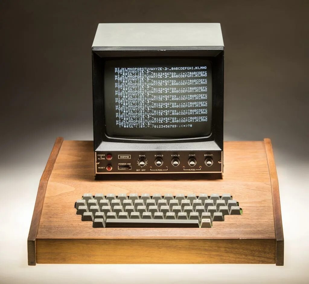 В каком году был разработан. Apple i 1976. Первый компьютер Аппле. Эппл 1 компьютер. Первый компьютер Apple 1976.