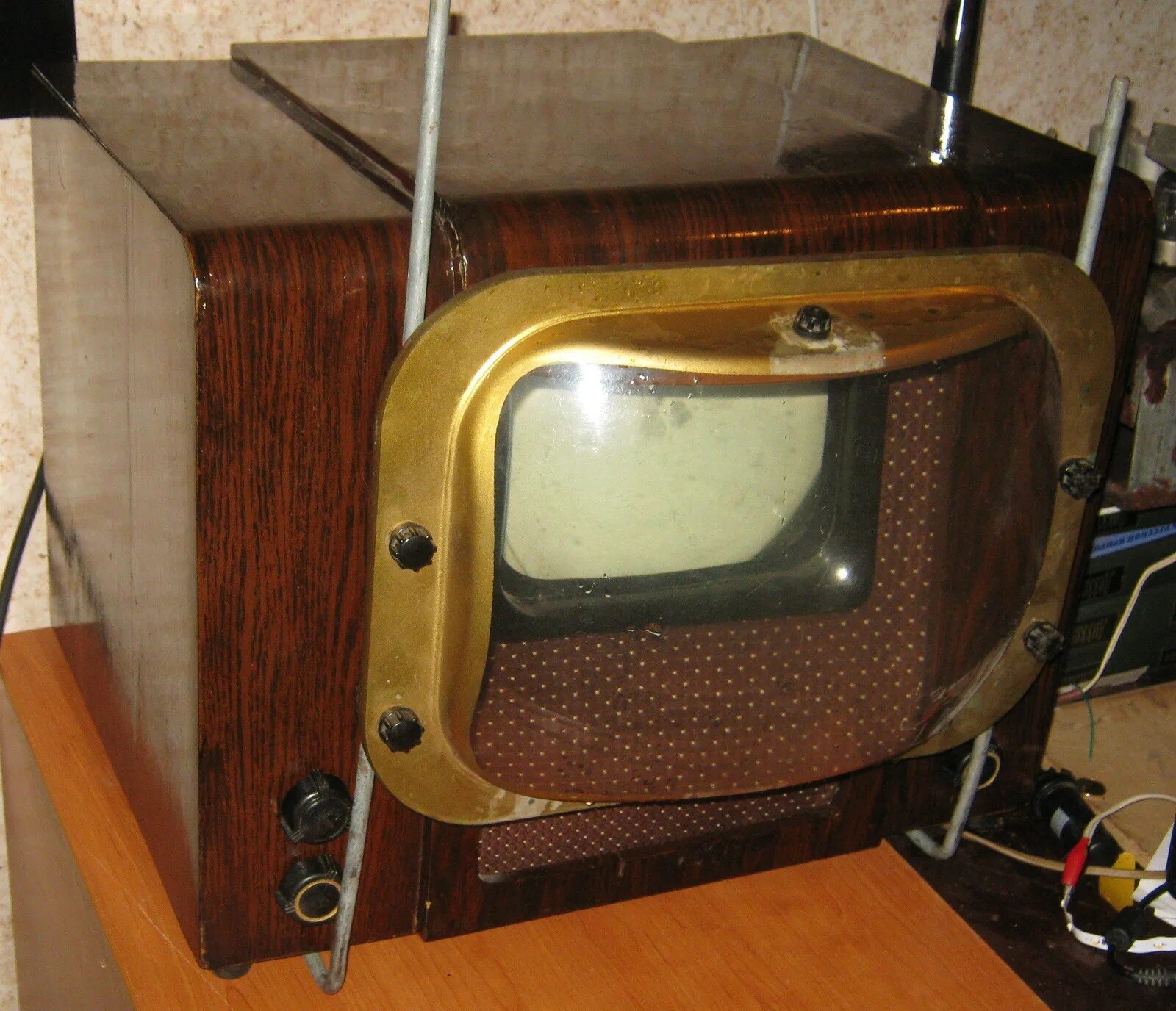 Первый Советский телевизор КВН-49. Телевизор КВН-49 С линзой. КВН-49 кинескоп.