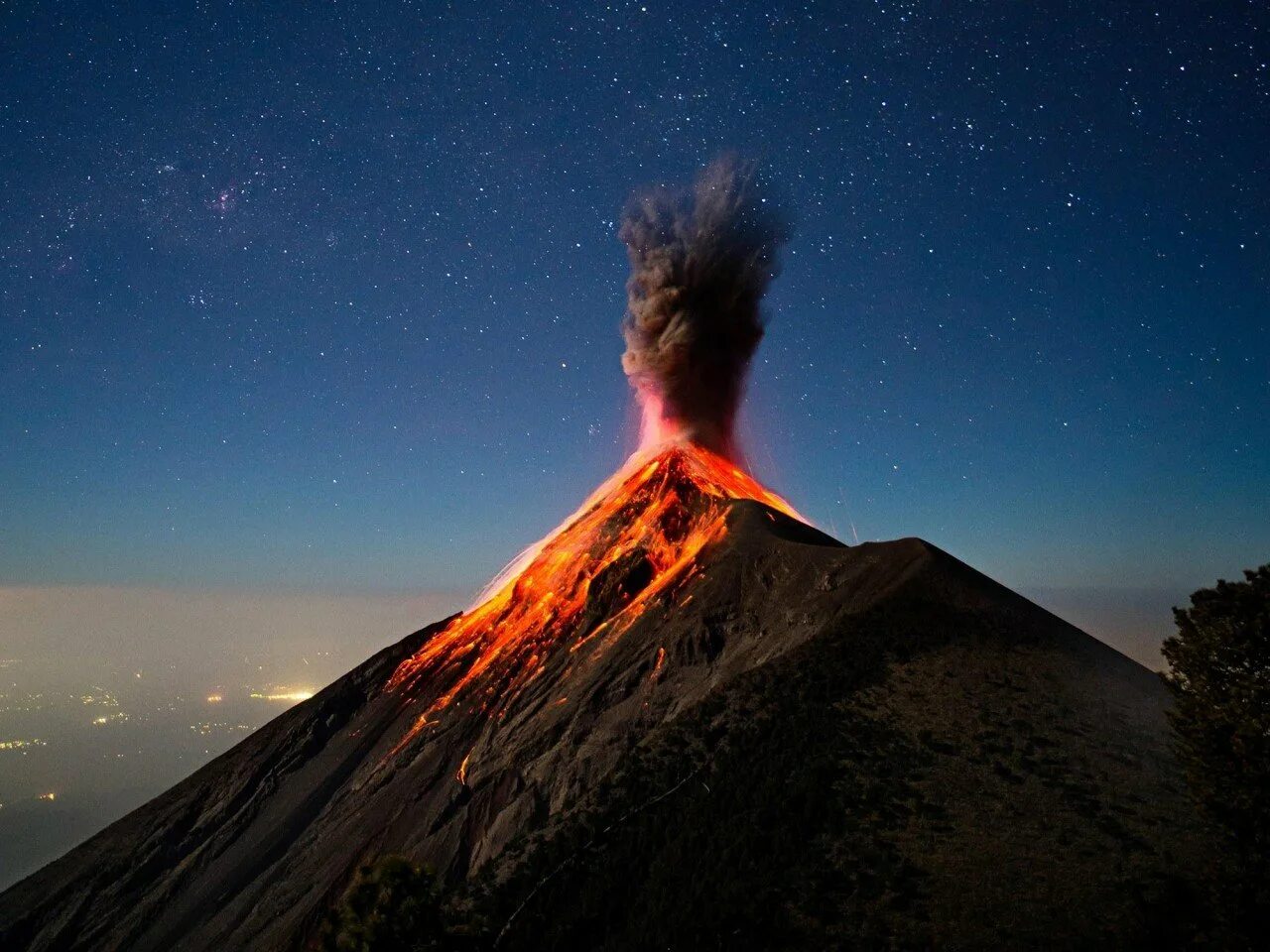 Вулкан фото. Вулкан Эльбрус. Извержение вулкана Эльбрус. Жерло вулкана Эльбрус. Тенерифе извержение вулкана 1903.
