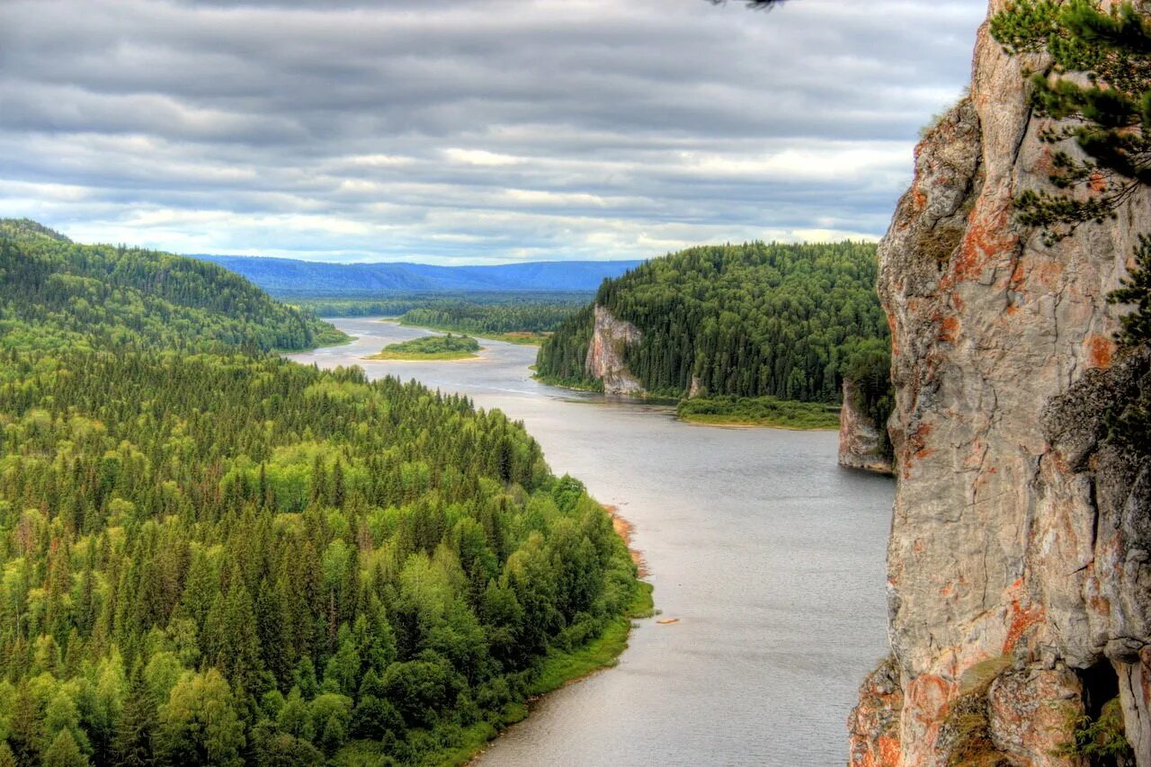 Какая природа в пермском крае. Пермский край река Вишера камень писаный. Река Вишера Ветлан. Природа Вишера Пермский край. Скала Ветлан Уральские горы.