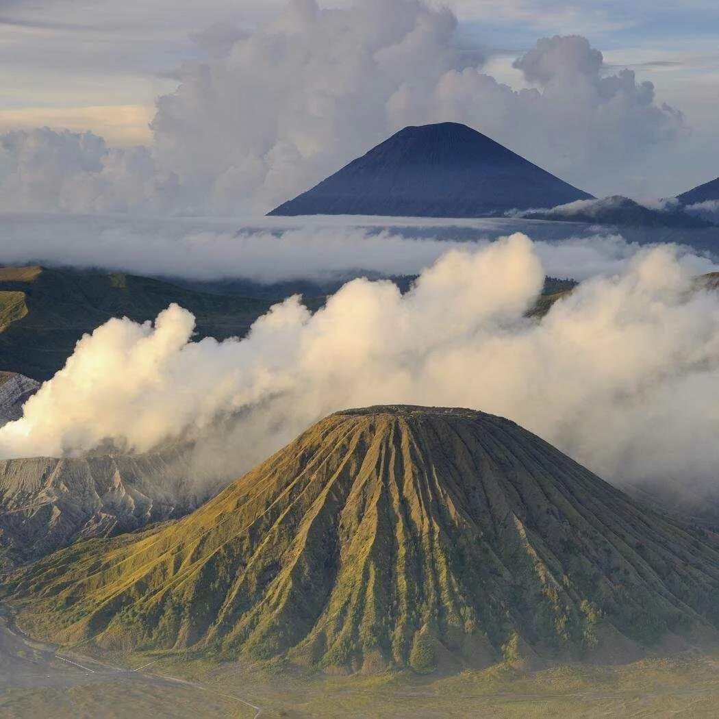 Самый высокий действующий вулкан. Ключевская сопка, Этна, Фудзияма – это:. Вулкан Чикурачки. Вулкан Везувий. Вулкан Везувий и Этна.