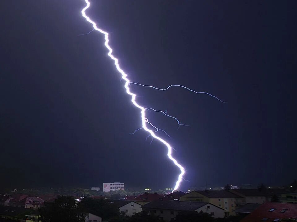 Молнии зхц там имбулечка. Молния гром шаровая молния гроза. Молния без грома что это. Гром и молния. Гром гроза.